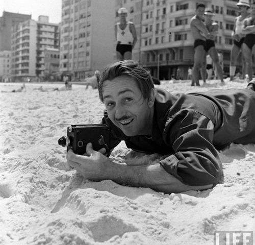 01 Disney filmando na praia 1941 Copacabana Rio de Janeiro. 500x480 - Amizade de Walt Disney e Herbert Richers fez o Brasil virar referência na dublagem